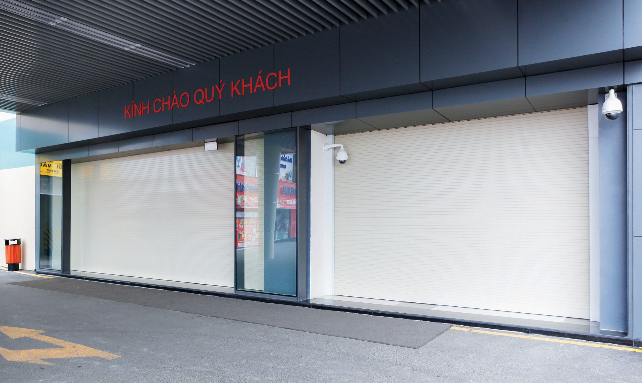 Cửa cuốn Eurowindow lắp đặt thực tế tại mặt tiền thương mại