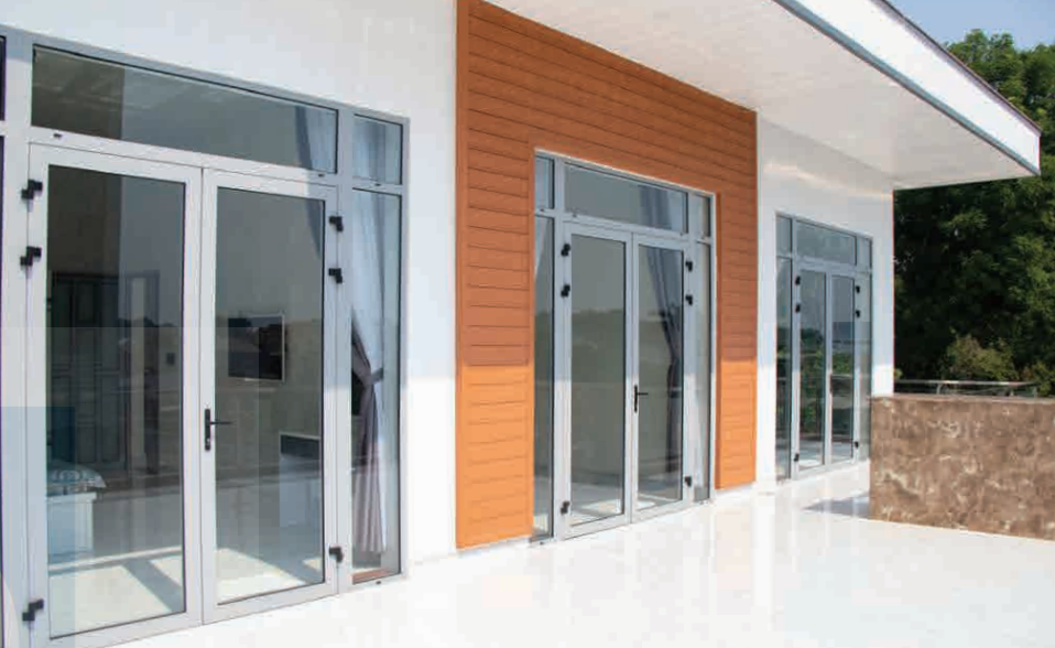 Cửa đi nhôm mở quay trong/ngoài EA55 lắp đặt thực tế