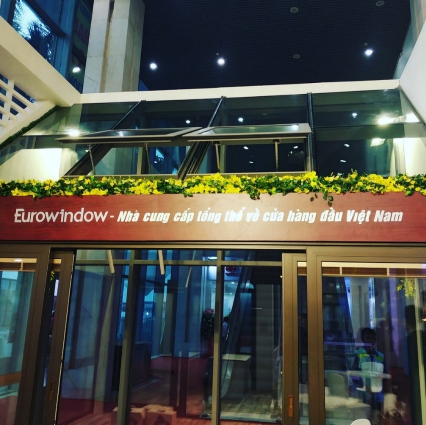 Lối vào showroom về đêm
